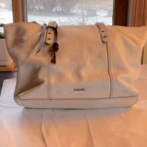 Fossil white,zippered closure tote